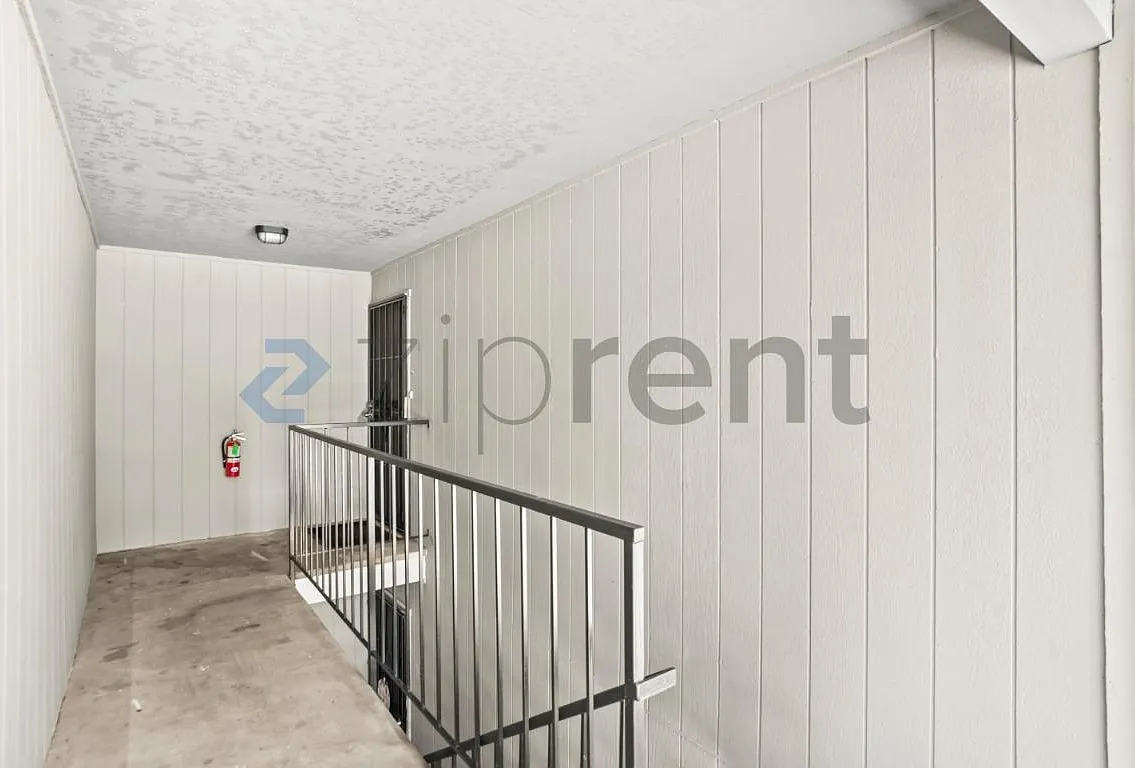 2 bed, 1000 sqft, $2,783 — Photo 2