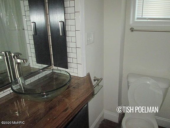 5th image of 446 Carrier St NE