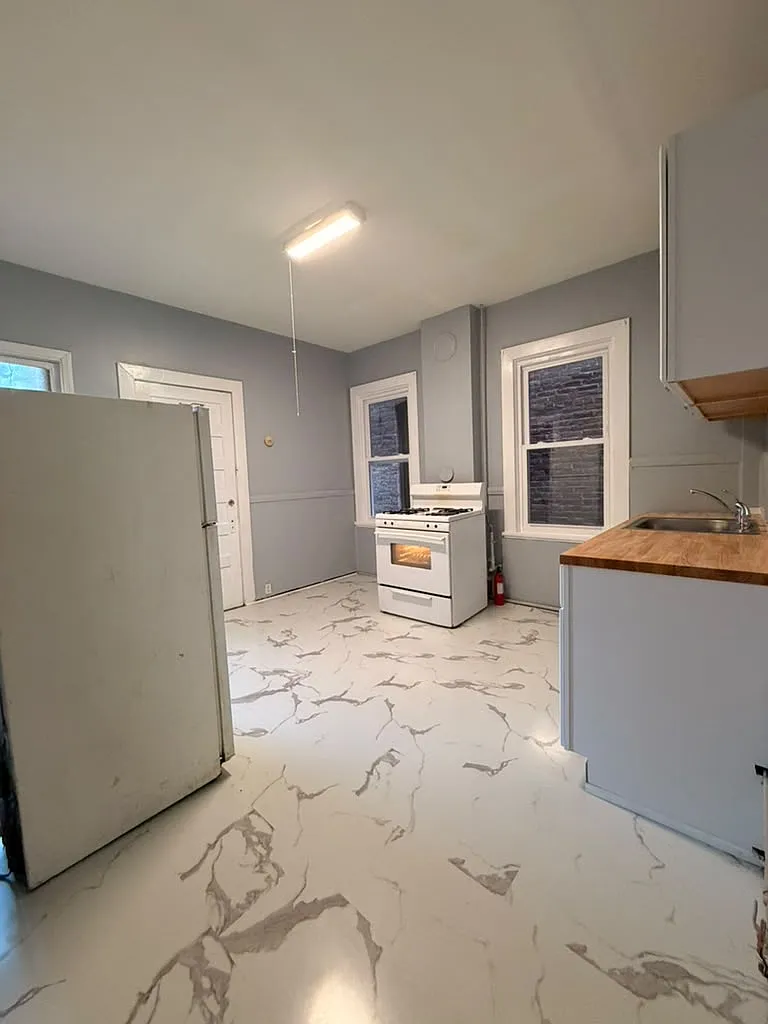 3 bed, 1200 sqft, $1,590 — Photo 2