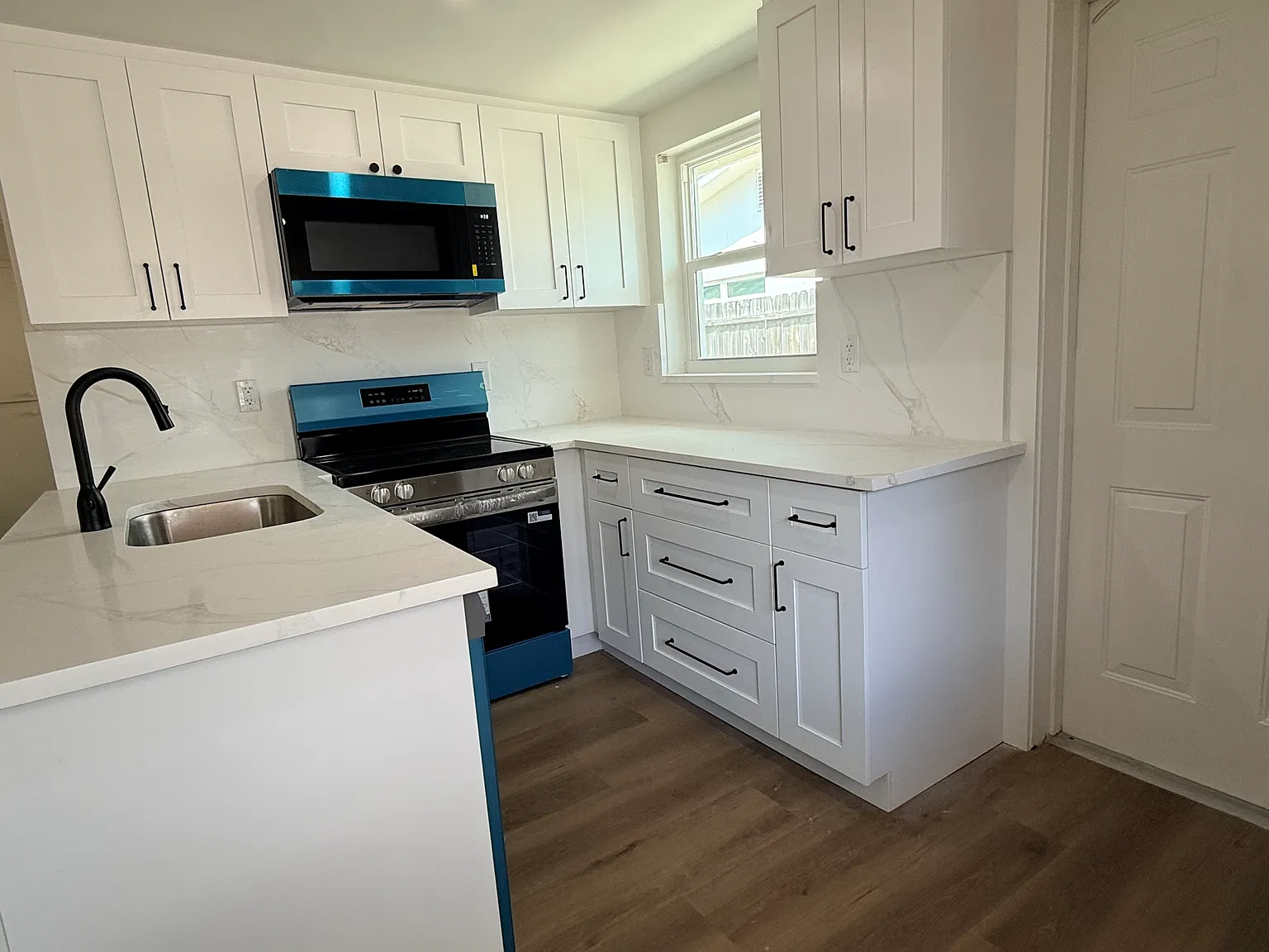 2 bed, 700 sqft, $1,800 — Photo 2