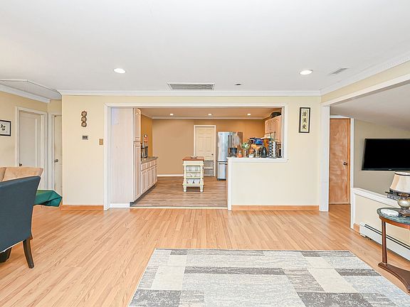 4th image of 393 Whittier Dr