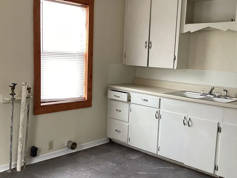 1609 S Avenue C — Photo 6