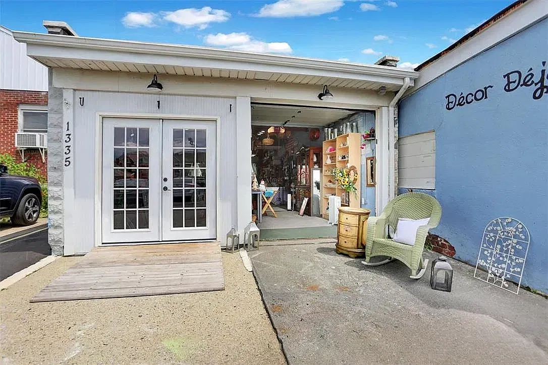 Studio, 1200 sqft, $1,600 — Photo 1
