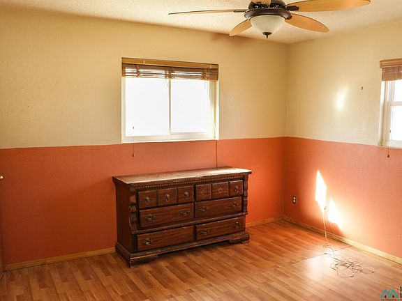 3rd image of 902 W Chisum Ave