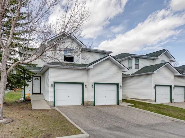 33 E Sandpiper Ln NW, Calgary, AB T3K 4L7