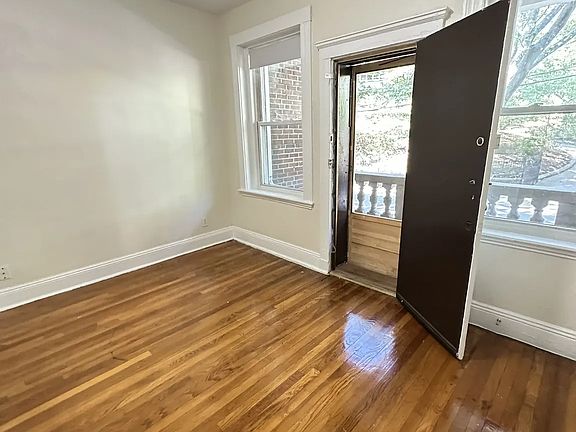 3rd image of 15 Egremont Rd APT 2