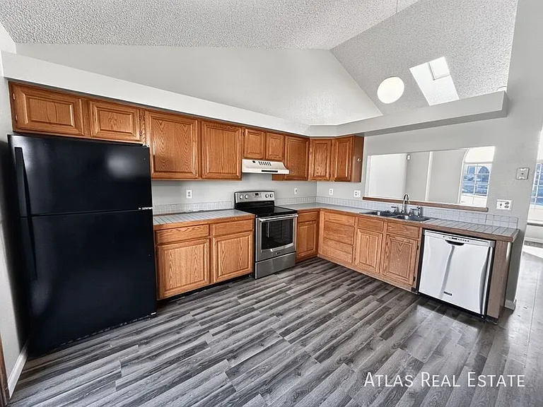 3820 Dolphin Cir — Photo 3