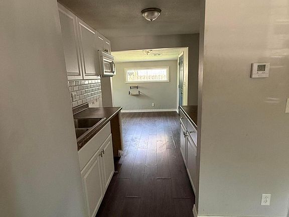 4th image of 1007 S Washington St