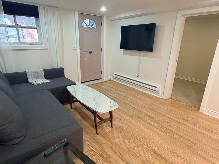 1624 N Oakley Ave — Photo 12