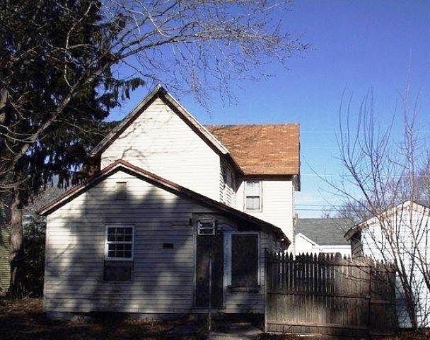 2nd image of 102 E Elizabeth St