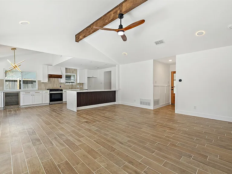 1111 Spearson Ln — Photo 12