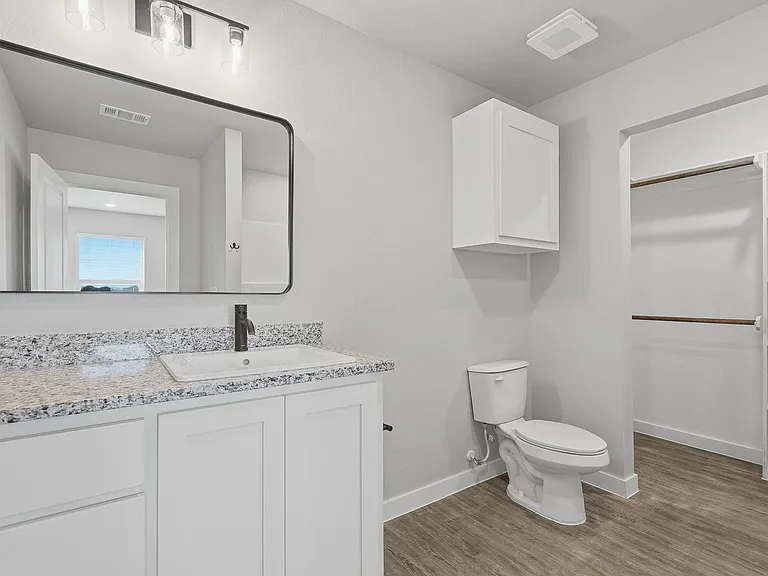3035 Glennster St — Photo 23