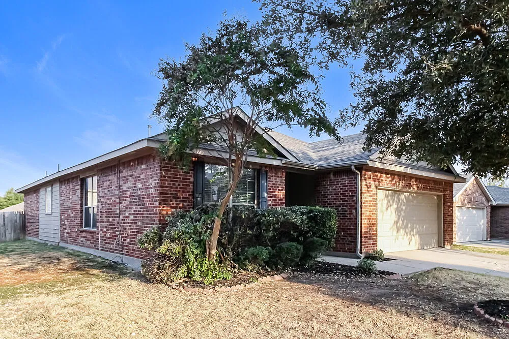 3 bed, 2.0 bath, 1994 sqft, $2,645 — Photo 3
