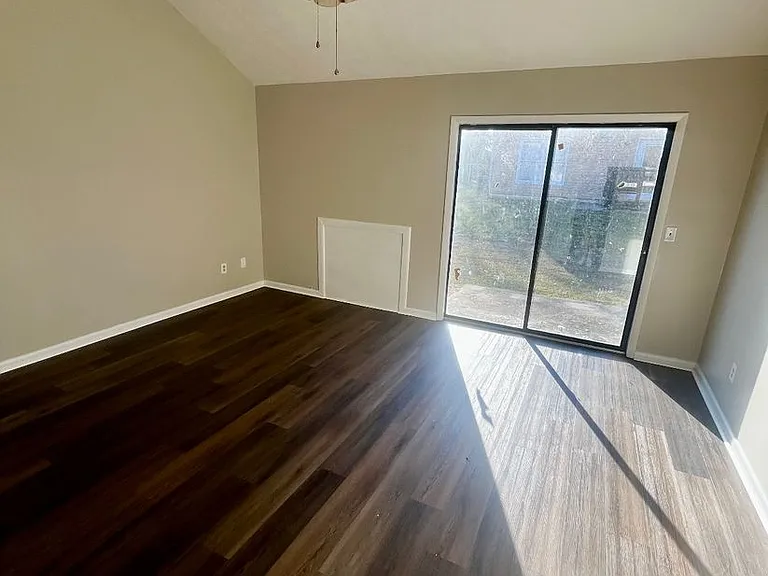 407 Lugenia Dr — Photo 2