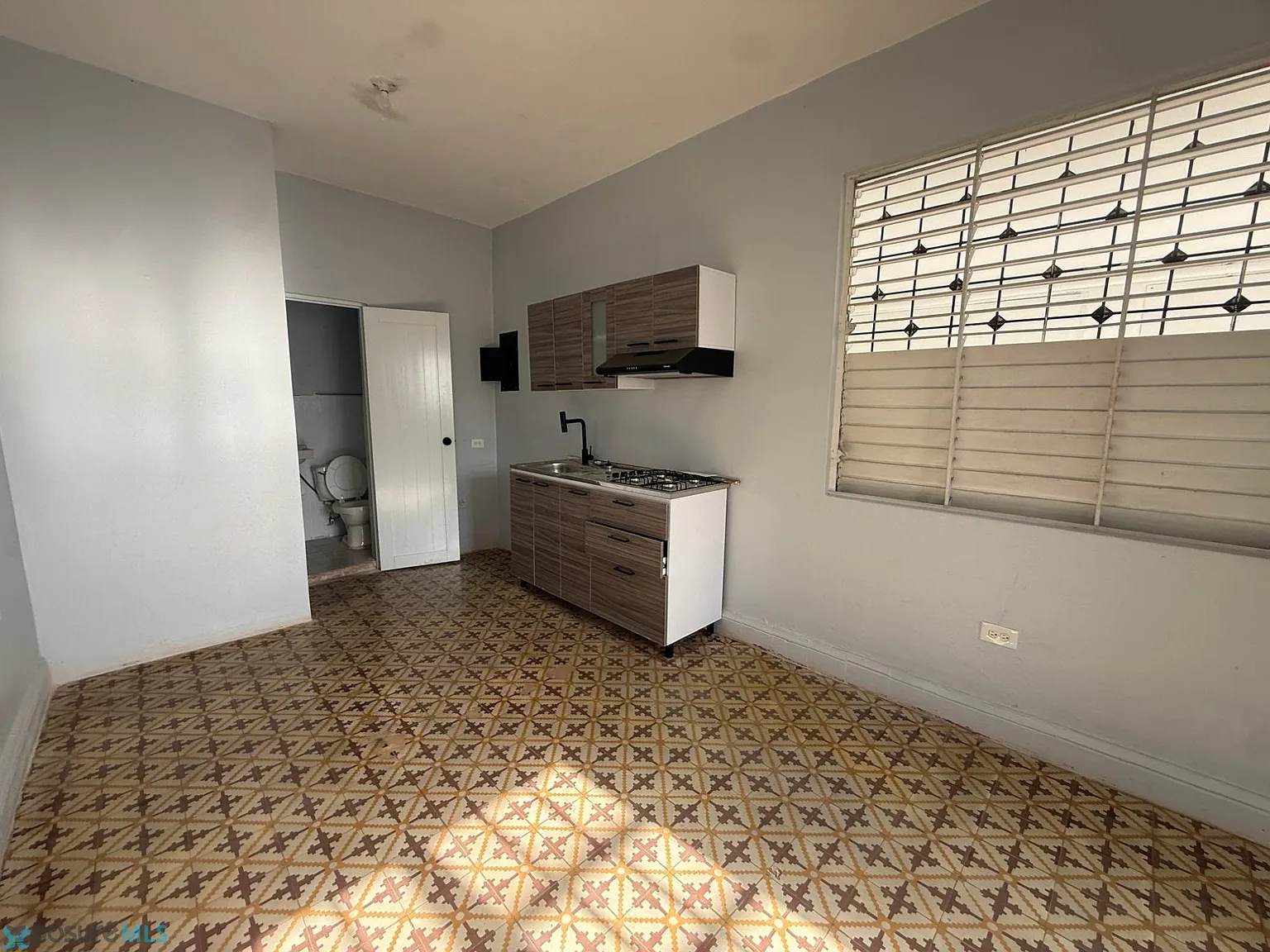 2 bed, 1.0 bath, 650 sqft, $950 — Photo 2