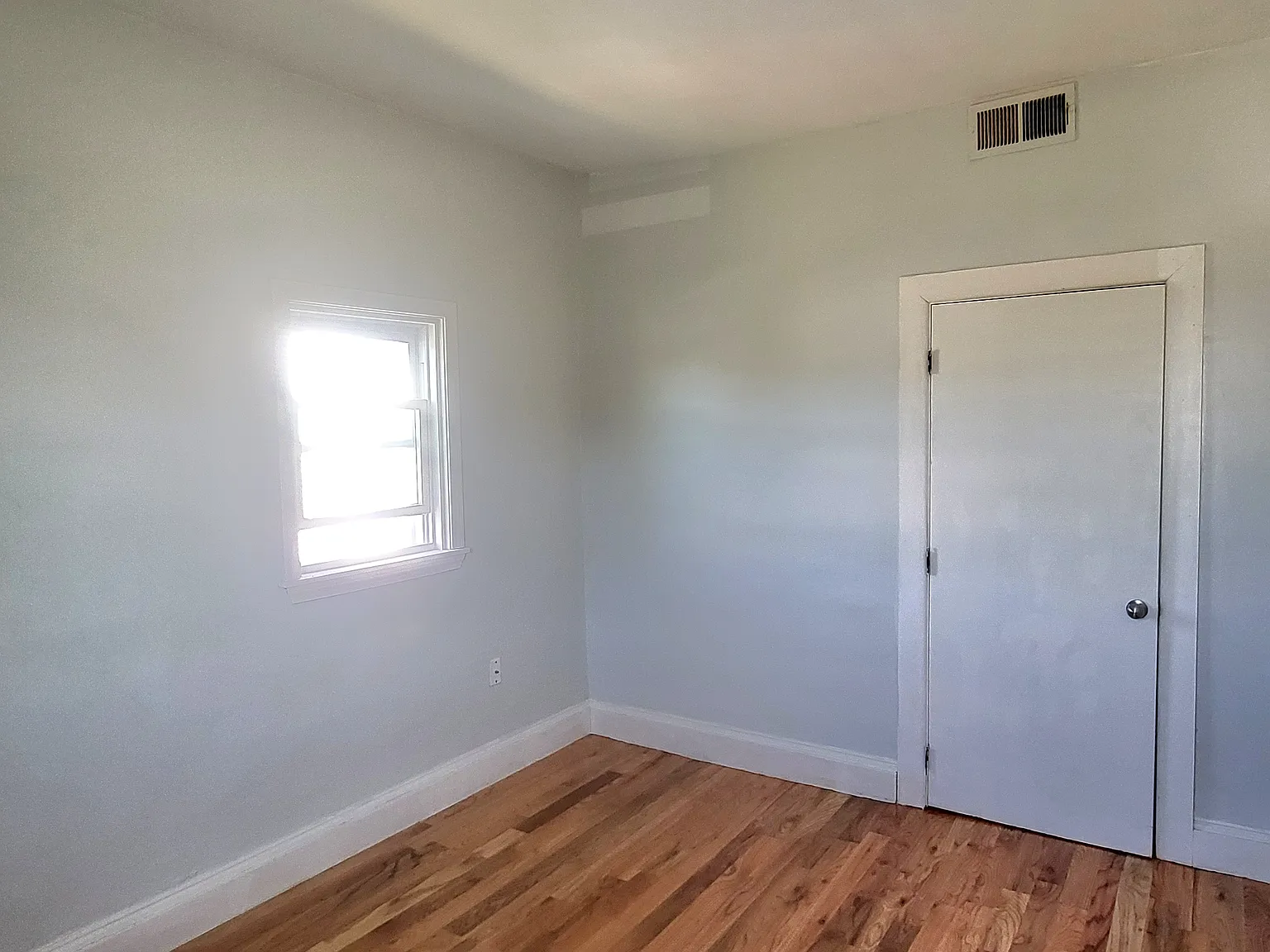 2 bed, 1050 sqft, $1,600 — Photo 2