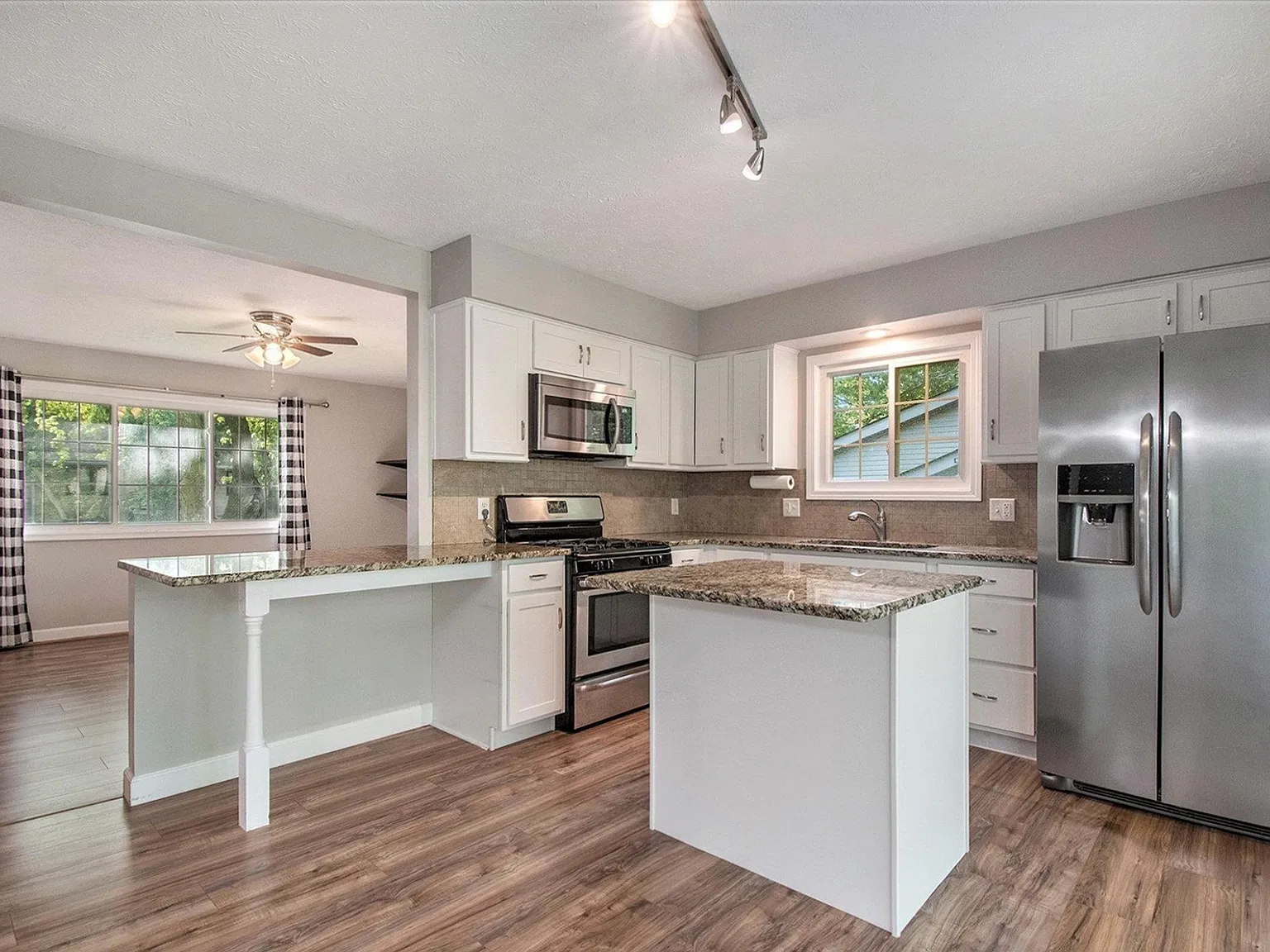 4 bed, 1872 sqft, $2,350 — Photo 4