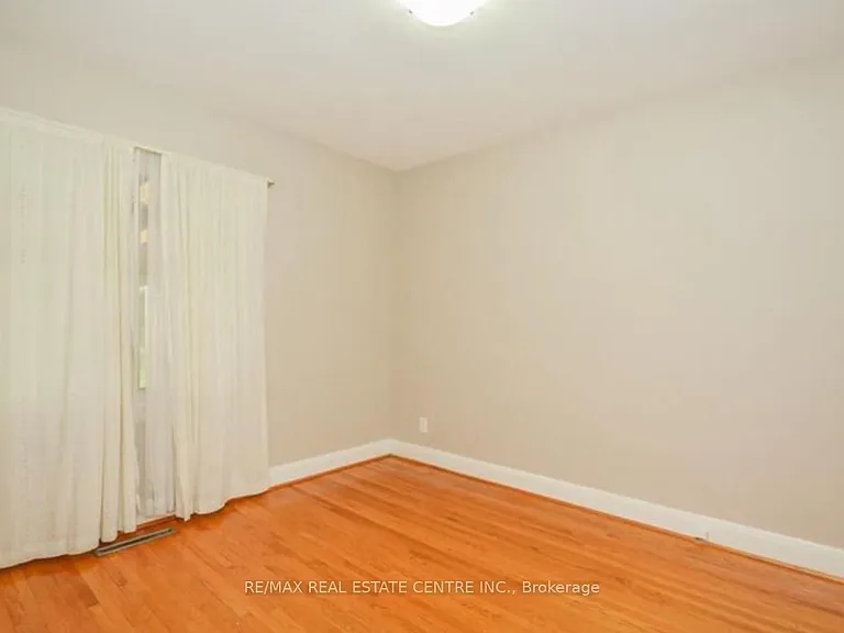 37 McKenzie Ave #MAIN — Photo 4