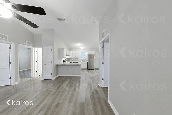 3 bed, 2.0 bath, 1003 sqft, $1,645 — Photo 2