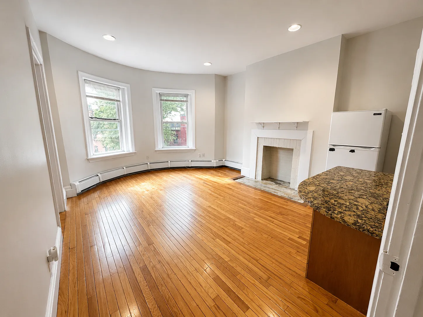1 bed, 999 sqft, $2,300 — Photo 1