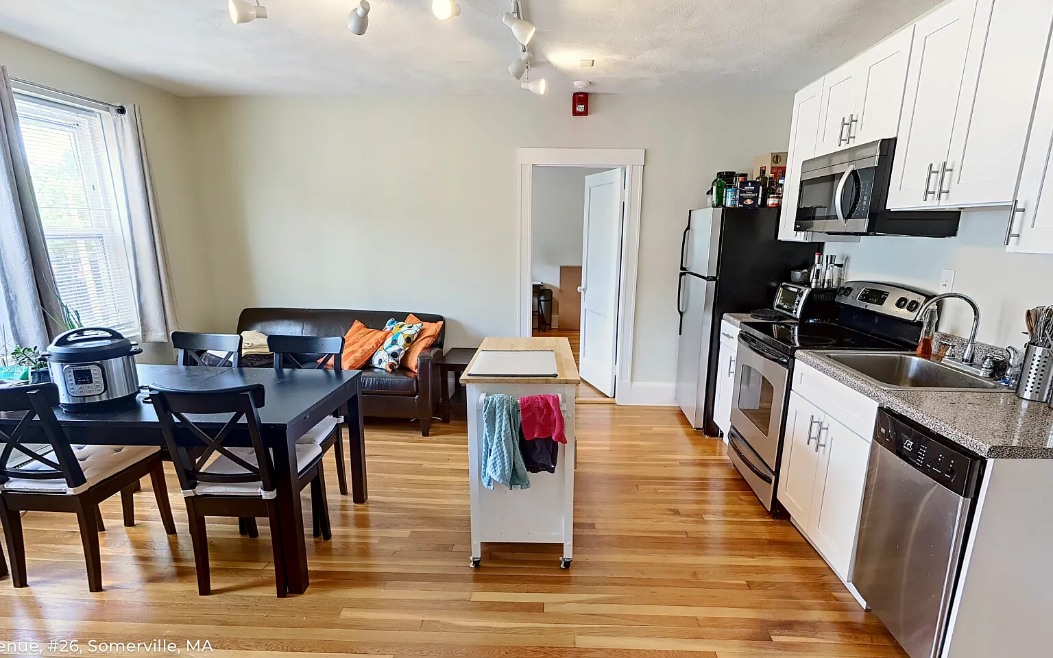 2 bed, 700 sqft, $3,450 — Photo 3