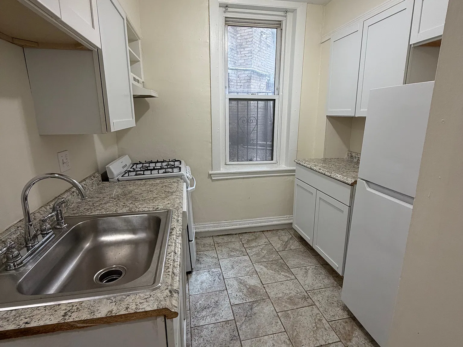 386 Riverway — Photo 4