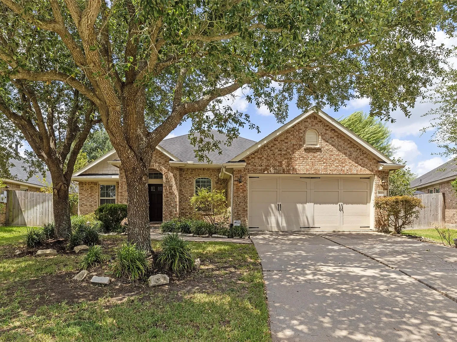 3 bed, 2.0 bath, 2044 sqft, $2,300 — Photo 1