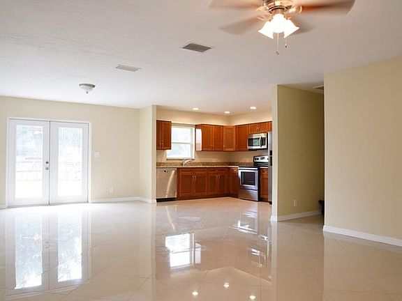 4th image of 211 Bignonia Ave