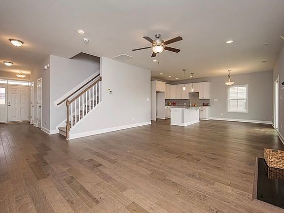 3rd image of 5252 Debut Ave