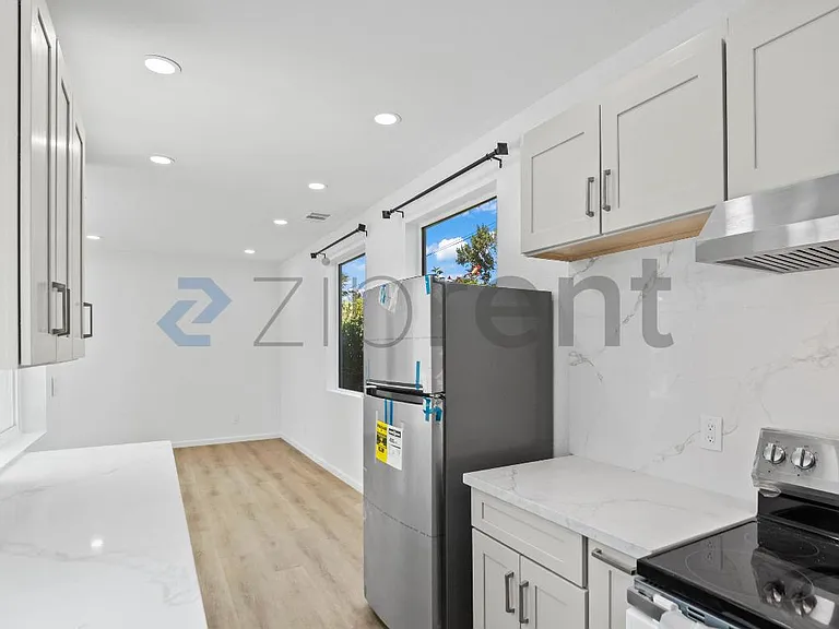 640 Plomosa Ct #B — Photo 16