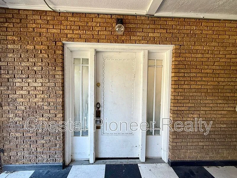 4015 N Seminole Ave — Photo 2