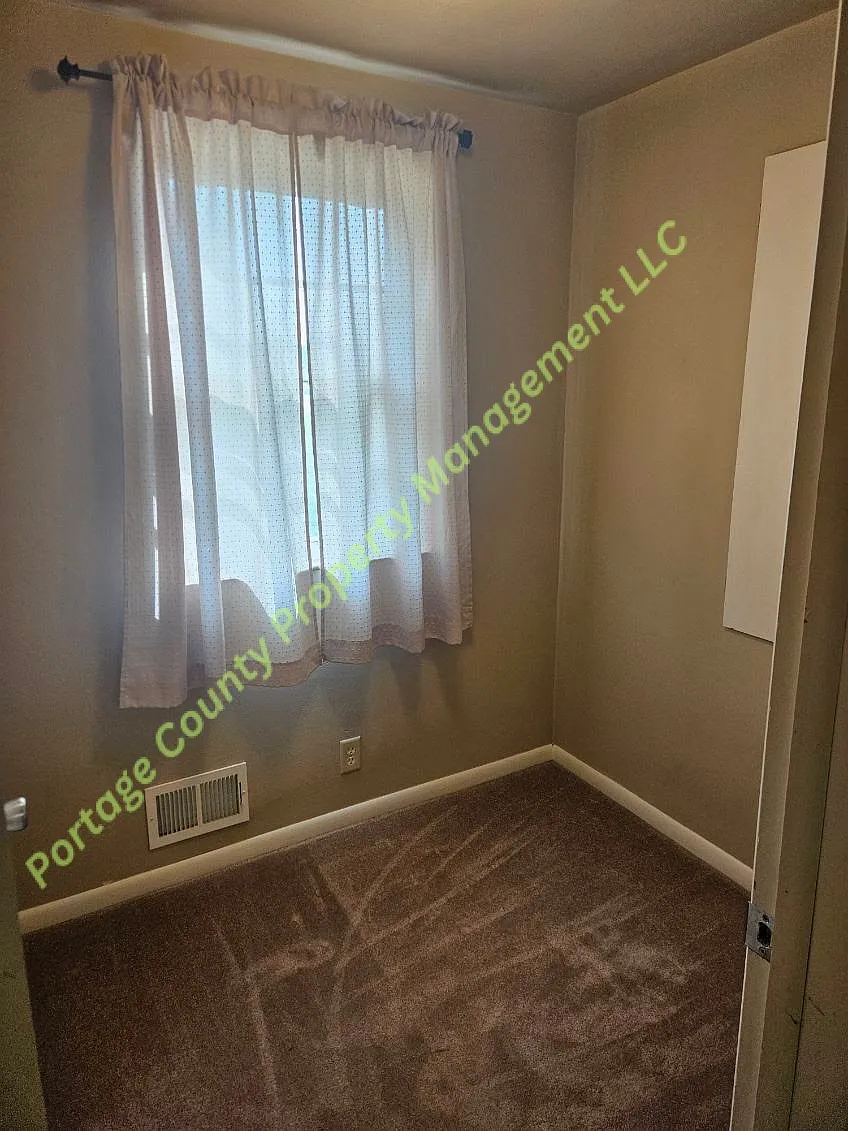 4 bed, 100 sqft, $1,800 — Photo 3
