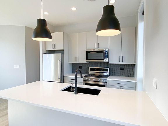 2nd image of 1050 W Cornelia Ave #4N