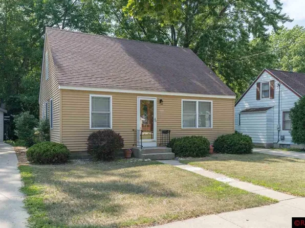 1009 Center St, North Mankato, MN 56003