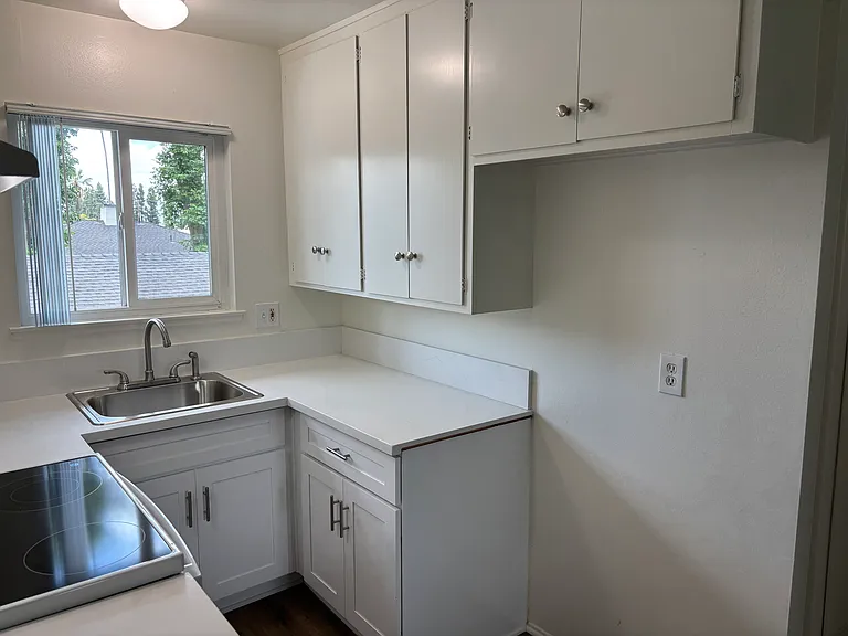 371 N Oak St #F — Photo 13