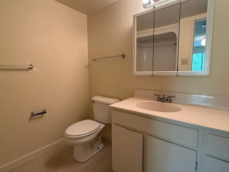 4002 Governors Sq #7 — Photo 6
