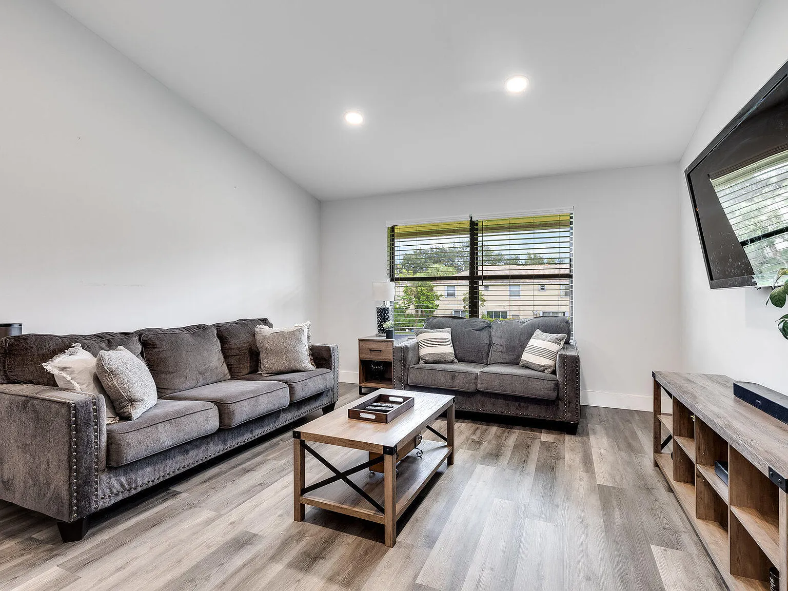 3 bed, 2.0 bath, 1300 sqft, $5,000 — Photo 3
