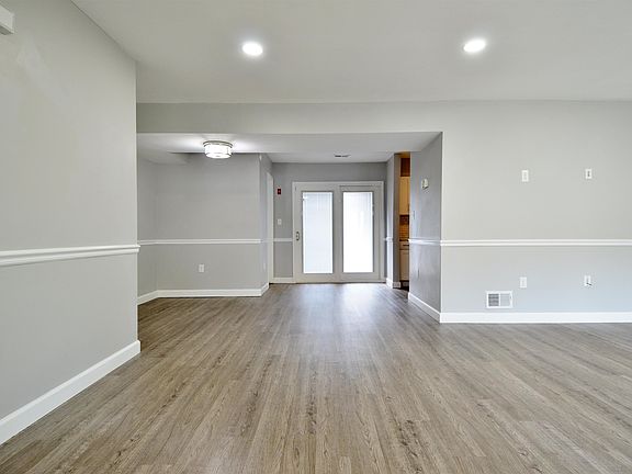 5th image of 8 Colonial Ct