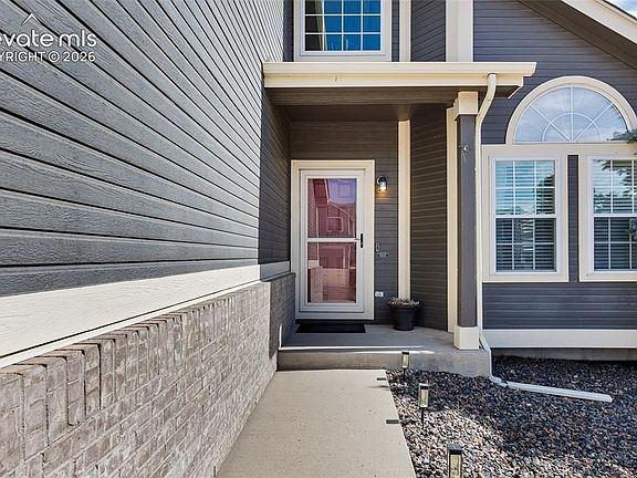 4th image of 848 Regent Ct