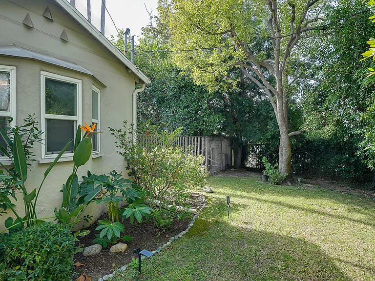13360 Magnolia Blvd — Photo 7