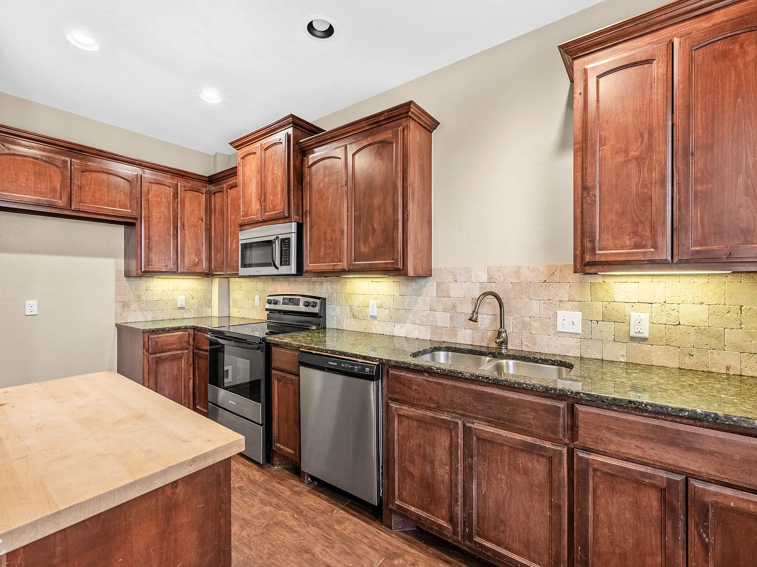 2 bed, 2.5 bath, 1200 sqft, $1,225 — Photo 3