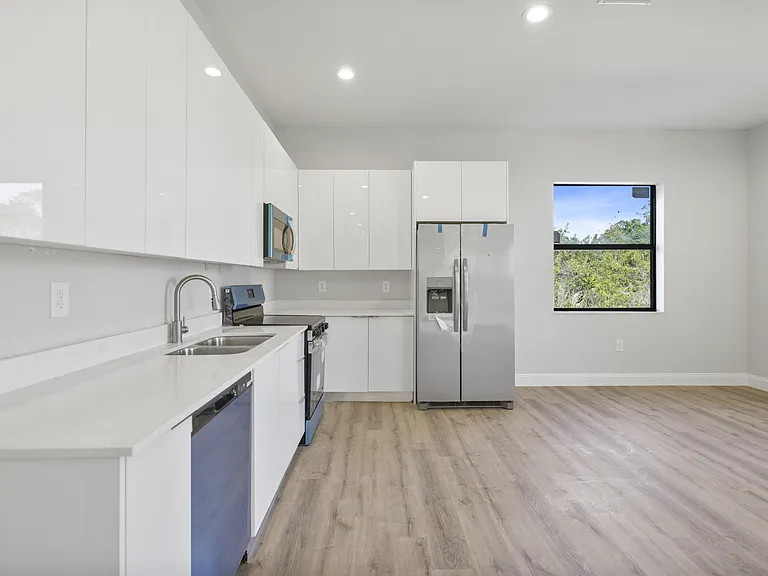 862 Charles Sise St E — Photo 12