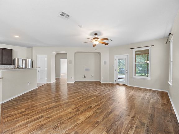 5th image of 4409 Woodstock Dr