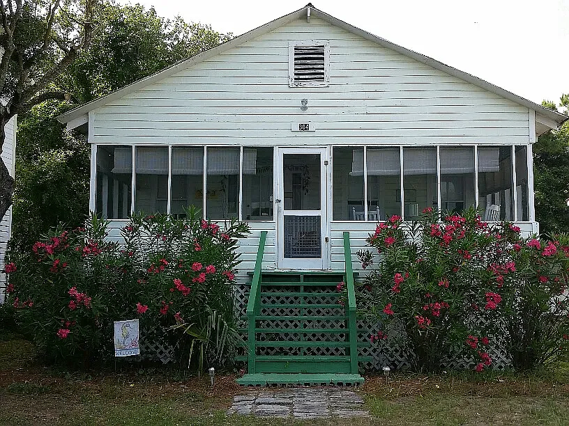3 bed, 975 sqft, $3,850 — Photo 1