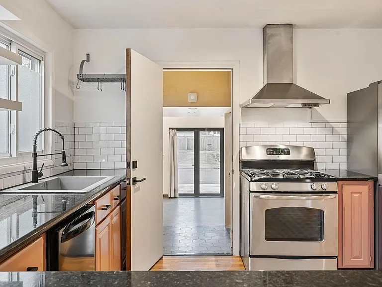 6358 NE 37th Ave — Photo 14