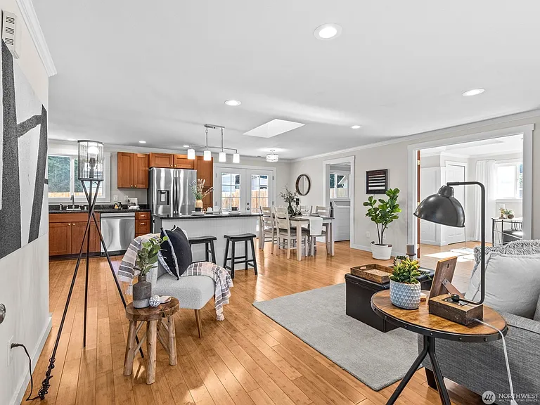 9528 Woods Pl — Photo 4