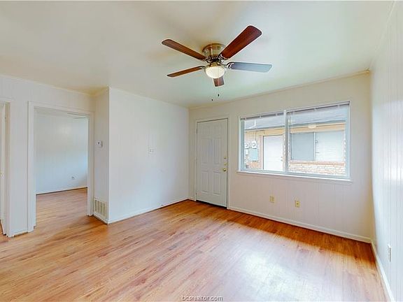 5th image of 208 Lynn Dr APT D
