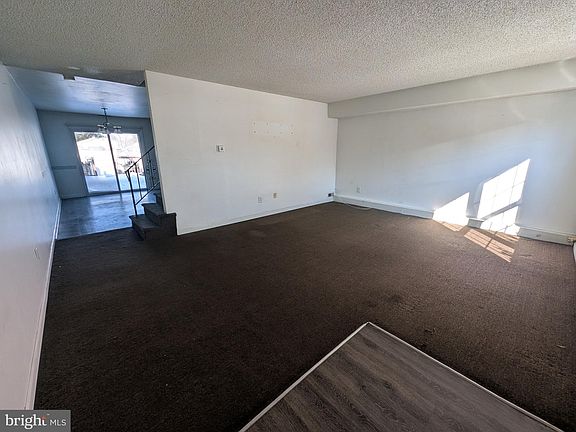 5th image of 136 Colonial Square Dr