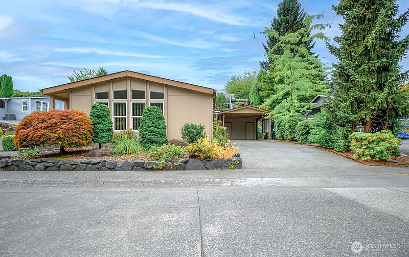 2nd image of 17308 Woodcrest Drive NE