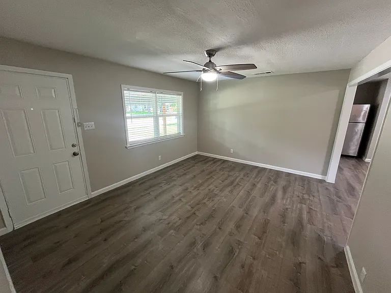 2100 Camden Dr — Photo 4